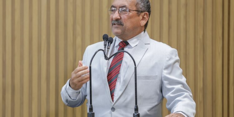 Vereador Cícero do Santa Maria apela para que população não descarte lixo nas ruas