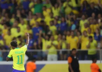 Eliminatórias: Diniz aposta em seleção renovada para voltar a vencer