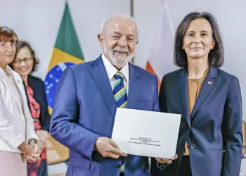Lula recebe credenciais de 13 novos embaixadores