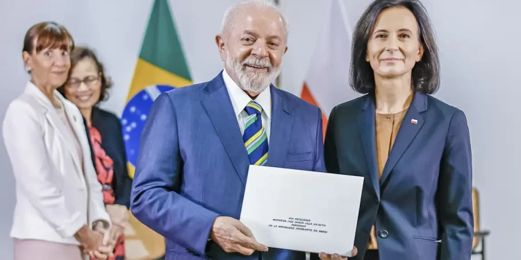 Lula recebe credenciais de 13 novos embaixadores