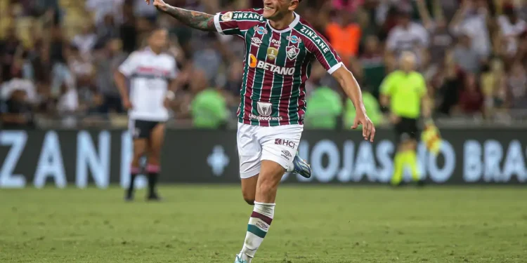 Cano decide e Fluminense supera São Paulo no Maracanã