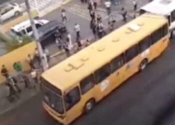 Dois ônibus coletivos colidem no Conjunto Santa Lúcia