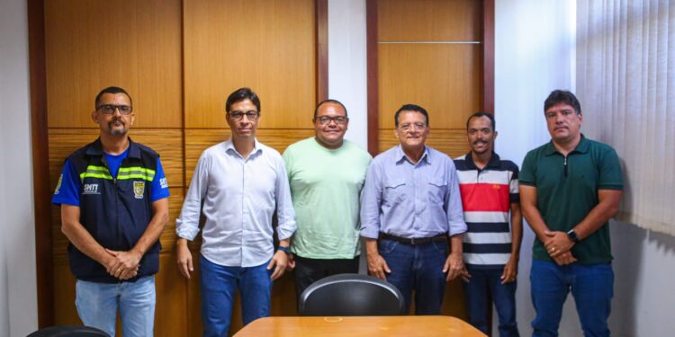 Prefeito Alberto Macedo busca soluções para melhorar o transporte público na Barra