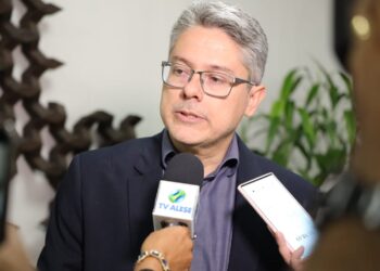 Jeferson dialoga com o senador Alessandro Vieira na Alese