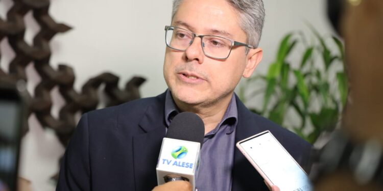 Jeferson dialoga com o senador Alessandro Vieira na Alese