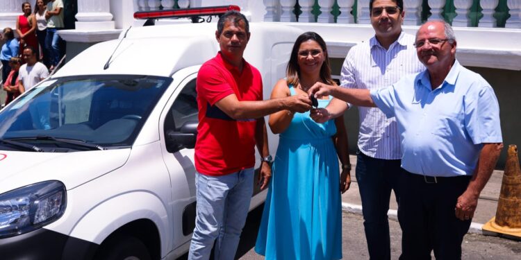 Jeferson Andrade beneficia Maruim com nova ambulância