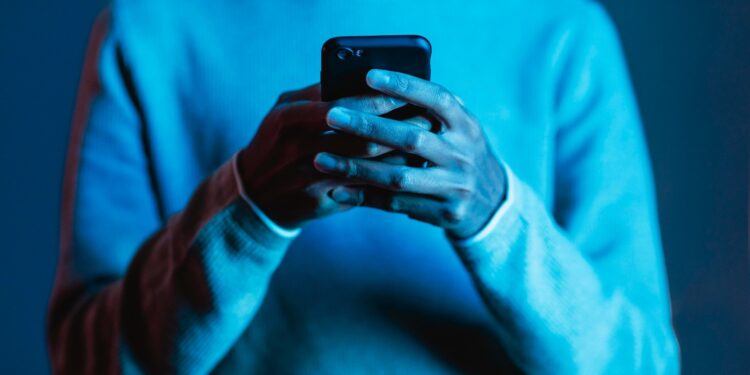 Segurança pública alerta para cuidados com aplicativos de mensagem e redes sociais para evitar furtos e estelionatos na internet