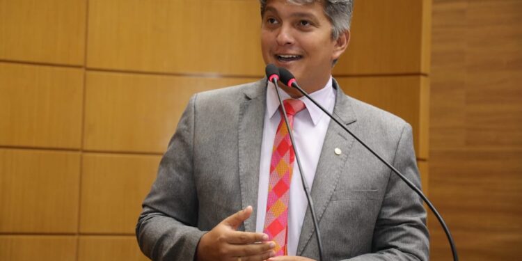 Deputado Samuel Carvalho defende qualificação do transporte coletivo