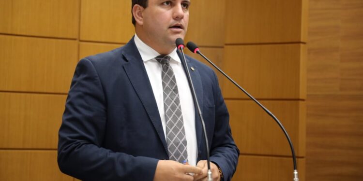 Marcos Oliveira repercute preço da gasolina em Sergipe  