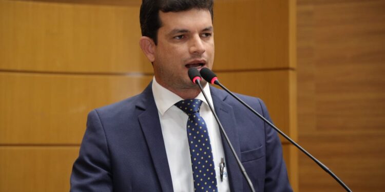 Deputado Paulo Júnior critica aumento de taxas do Detran