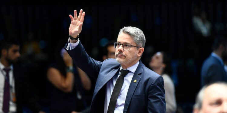 Senador Alessandro vota favorável a projeto que compensa perdas de arrecadação