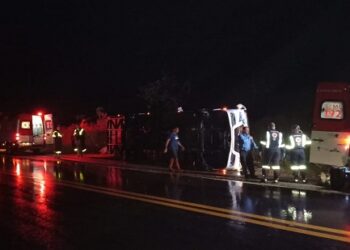 Micro-ônibus com pelo menos 20 passageiros tomba BR-235, no município de Nossa Senhora do Socorro