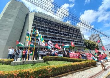 Protesto pela paz leva bandeira da Palestina ao Palácio do Governo de SE