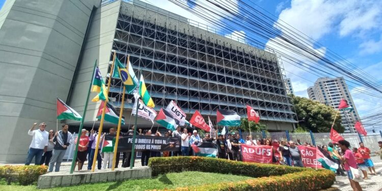 Protesto pela paz leva bandeira da Palestina ao Palácio do Governo de SE