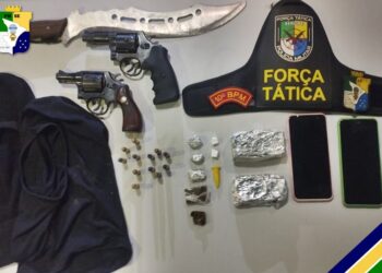 PM apreende duas armas de fogo e prende cinco homens em Dores