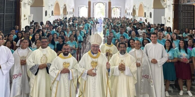 Bispo de Estância mobiliza milhares de jovens no dia nacional da juventude