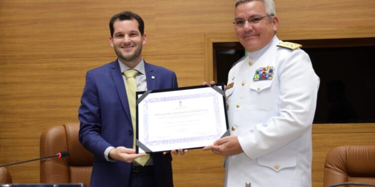 Vice-Almirante Humberto Caldas da Silveira Júnior recebe Título de Cidadania Sergipana