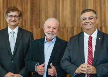 Lula indica Flávio Dino para vaga no STF e Paulo Gonet para PGR