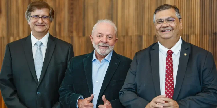 Lula indica Flávio Dino para vaga no STF e Paulo Gonet para PGR