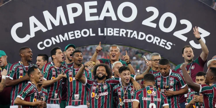 Fluminense derrota Boca Juniors na garra e fatura 1ª taça Libertadores