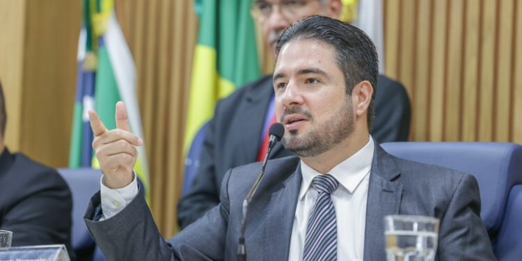 Ricardo Vasconcelos afirma que valores investidos no HU são de emendas impositivas, não da prefeitura