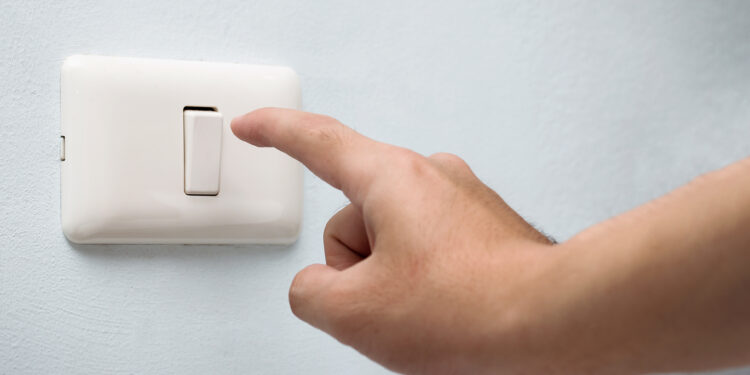 Saiba como reduzir o consumo de energia em meses mais quentes