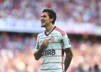 Flamengo bate Fortaleza e fica a 6 pontos da liderança do Brasileirão