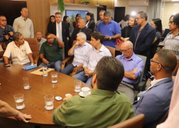 Superintendente da SMTT dialoga com representantes de táxis bandeira e transporte alternativo na CMA