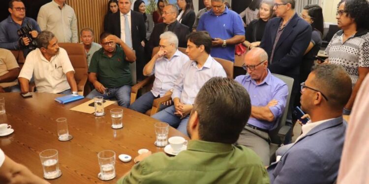 Superintendente da SMTT dialoga com representantes de táxis bandeira e transporte alternativo na CMA