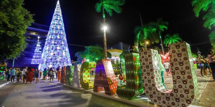 Aracajuanos e turistas ficam encantados com o Natal Iluminado