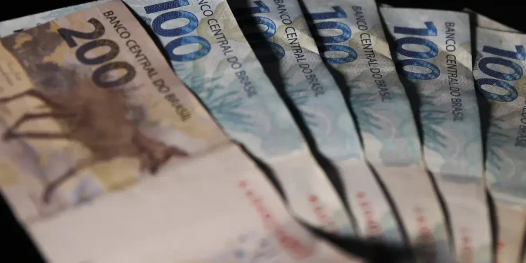 Arrecadação federal chega a R$ 215,6 bilhões em outubro