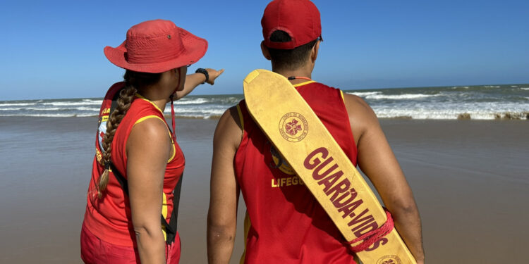 Trabalho preventivo do Corpo de Bombeiros garante segurança de banhistas no litoral sergipano