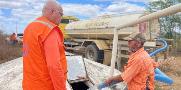 Governo do Estado atende mais de 100 famílias com Operação Carro-Pipa em Nossa Senhora da Glória