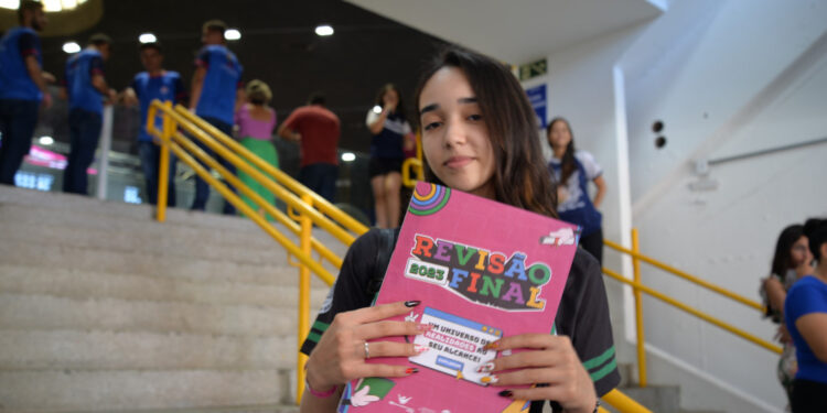 Revisão Final disponibiliza apostila preparatória com foco em dicas e questões  para o Enem