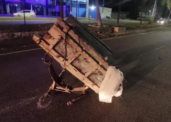 Colisão entre carroça e carro deixa quatro crianças e dois adultos feridos na Avenida José Carlos Silva
