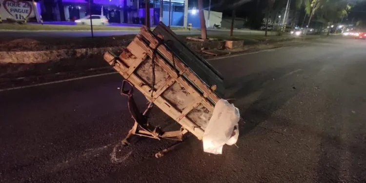 Colisão entre carroça e carro deixa quatro crianças e dois adultos feridos na Avenida José Carlos Silva
