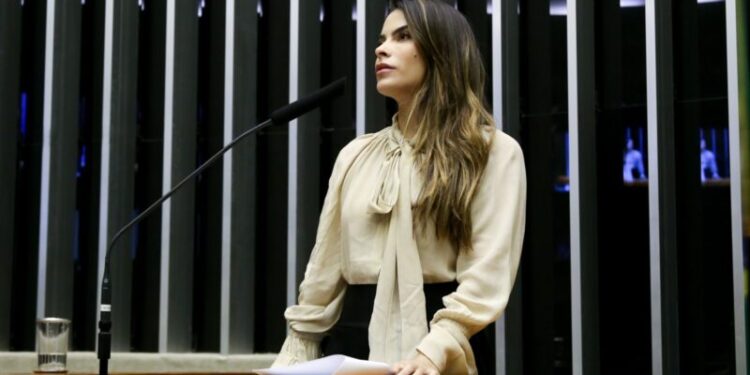 Yandra Moura apresenta PL para impulsionar acessibilidade digital a pessoas com deficiência