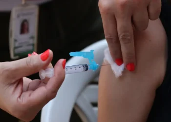 Justiça ordena remoção de postagens que associam vacina à aids