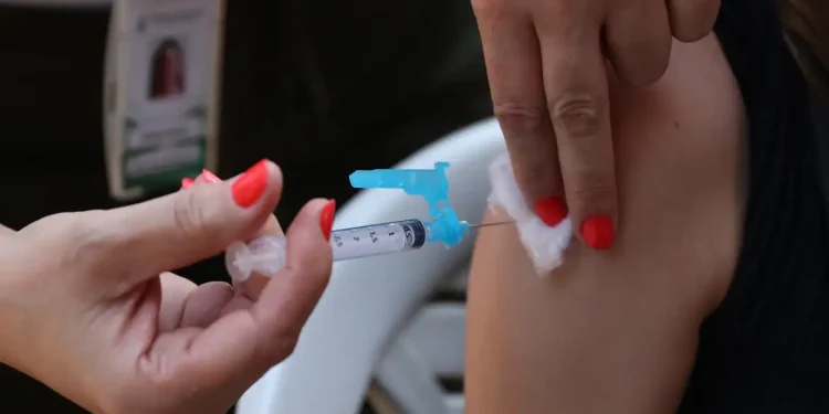 Justiça ordena remoção de postagens que associam vacina à aids
