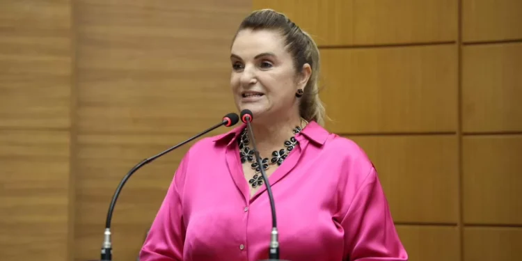 Deputada Áurea Ribeiro propõe cursos gratuitos para capacitação de cuidadores e familiares de pessoas com Autismo