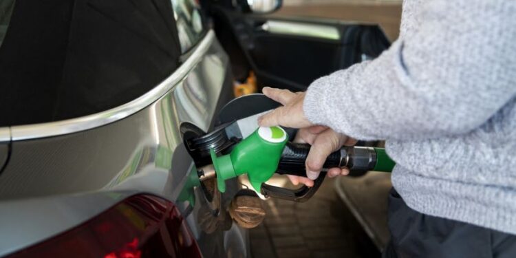 Gasolina pode ficar mais barata