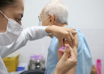 Vacina de reforço bivalente estará disponível para grupos prioritários a partir desta terça