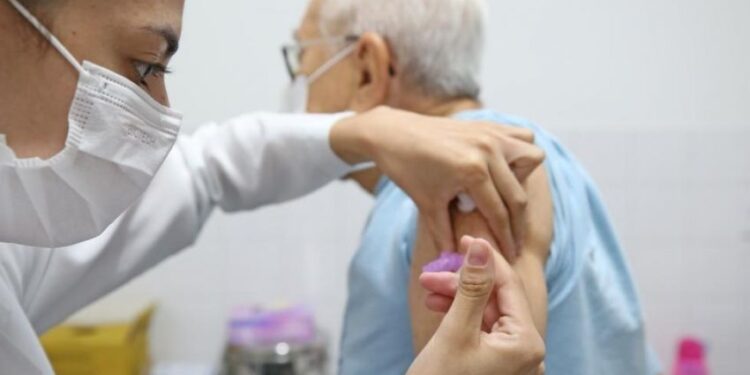 Vacina de reforço bivalente estará disponível para grupos prioritários a partir desta terça