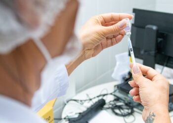 Secretaria da Saúde monitora casos de Covid-19 e reforça importância da vacinação com a bivalente para grupos vulneráveis