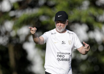 Corinthians define prioridade na montagem do elenco, se movimenta no mercado, mas tem más notícias