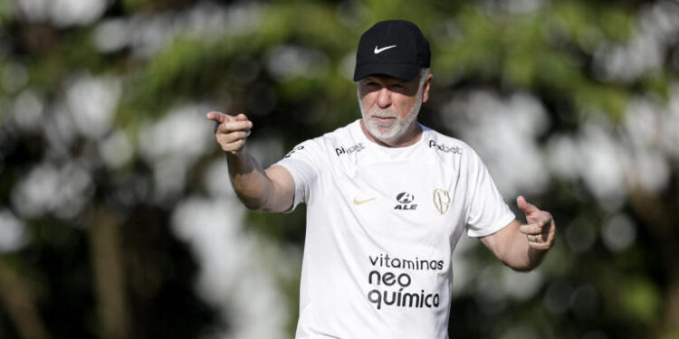 Corinthians define prioridade na montagem do elenco, se movimenta no mercado, mas tem más notícias