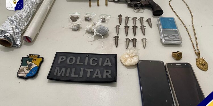 Polícia Militar apreende arma de fogo e prende dois homens em Nossa Senhora do Socorro