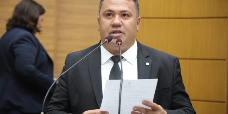 Visita a Brasília: Kaká Santos solicita antenas de telefonia para Tobias Barreto