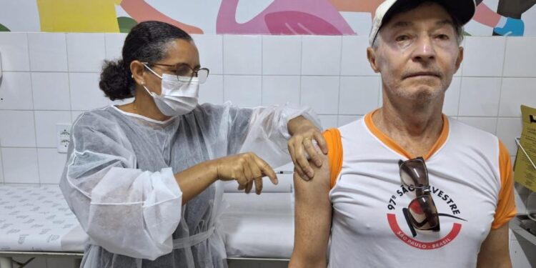 PMA incentiva vacinação com reforço bivalente para idosos