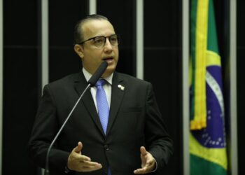 Valadares Filho comunica que vai deixar o PSB e anuncia discordância
